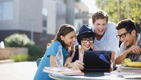 alumnos compartiendo clase online